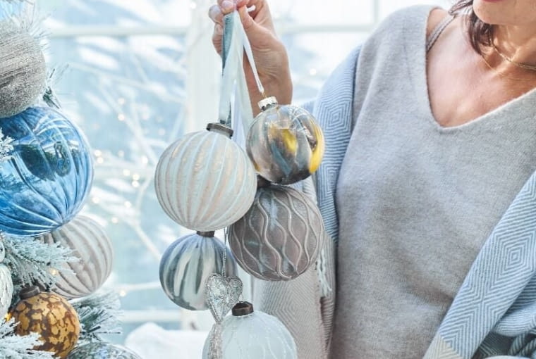 Bombka Tłoczona pasy 10 cm Bombka Tłoczona pasy 10 cm