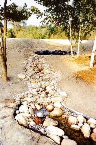 Ten sam fragment strumienia w trakcie maskowania folii kamieniami...