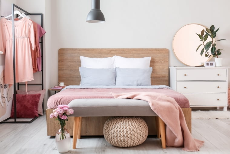 Biała komoda w sypialni komody do sypialni