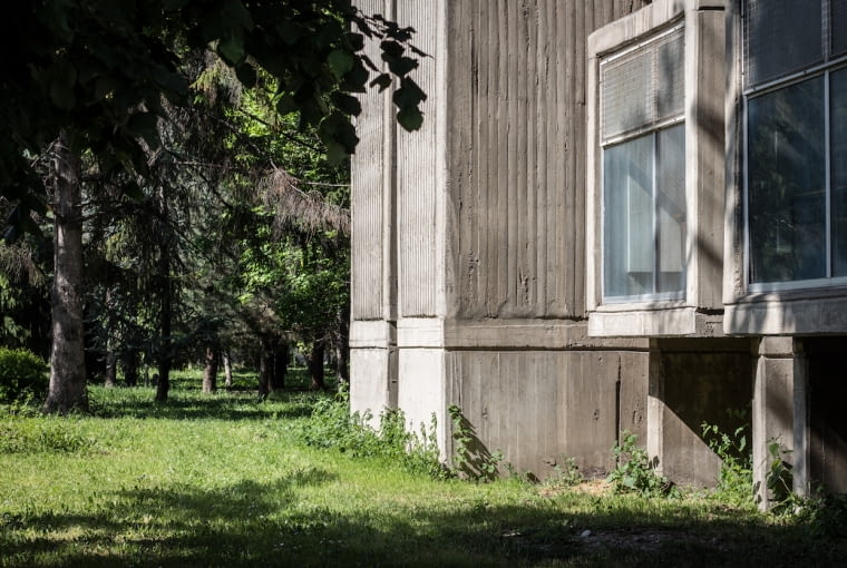 Brutalistyczna architektura Skopje z epoki odbudowy po trzęsieniu ziemi - Uniwersytet