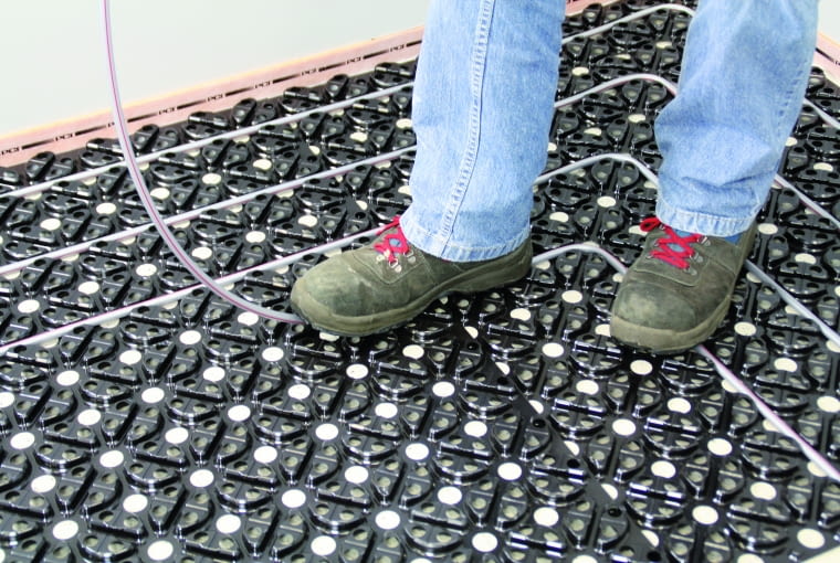 Na płycie styropianowej z fabrycznie wykonanymi wytłoczeniami rury ogrzewania podłogowego układa się na wcisk Wodne ogrzewanie podłogowe