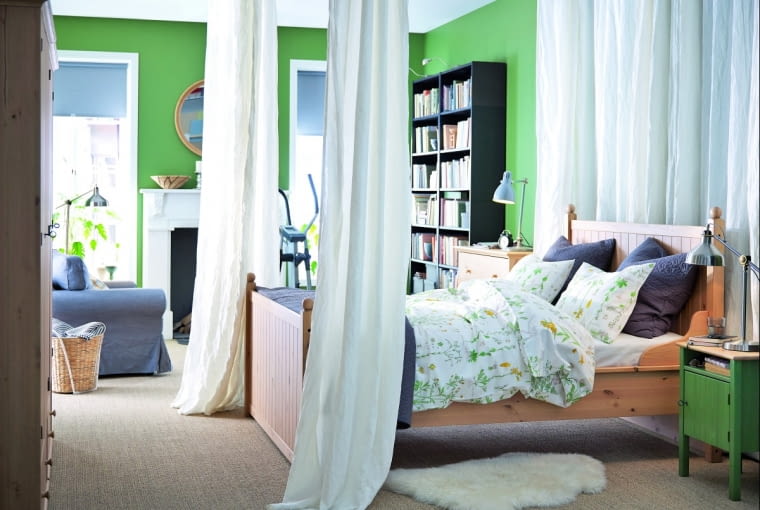 Nowe szaty sypialni. Przewietrz materac: zdejmij go z łóżka i ustaw w pionie blisko otwartego okna (przez kilka godzin niech sobie swobodnie 'pooddycha'). Warto również dokładnie go odkurzyć - w ten sposób pozbędziesz się roztoczy. Kładąc materac z powrotem na łóżku, obróć go na drugą stronę i jednocześnie o 180 stopni. I nie zapomnij uprać pokrowca. Przy okazji - czemu by sobie nie sprawić nowej pościeli w kwiaty? Poczujesz się w niej jak na łące! Dla większego efektu włóż pod poduszkę woreczek z lawendą lub innymi pachnącymi roślinami.