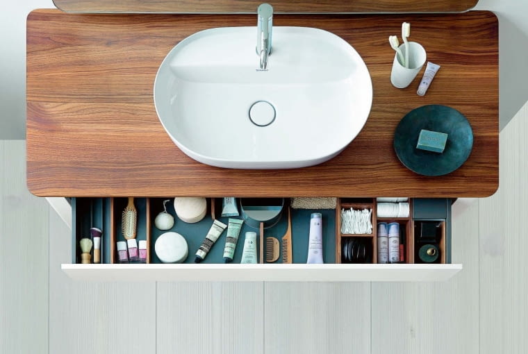 Szafka z serii LUV, blat z litego drewna lub kamienia, szer. 178, 138 albo 88 cm. Cena szafki o wymiarach 138 x 57 cm od 9316 zł. Dodatkowo można zamówić organizery z orzecha lub klonu od 1104 zł (do szafki 138 x 57 cm), Duravit