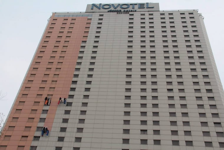 04.04.2012 WARSZAWA , PRZEMALOWANY NA DWA KOLORY HOTEL FORUM PRZY SKRZYZOWANIU UL. MARSZALKOWSKIEJ I AL. JEROZOLIMSKICH . FOT. STEFAN ROMANIK / AGENCJA GAZETA