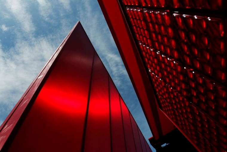Jean Nouvel zaprojektował pawilon Red Sun w londyńskim Hyde Parku na zamówienie renomowanej galerii sztuki nowoczesnej Serpentine Galerie Jean Nouvel zaprojektował pawilon Red Sun w londyńskim Hyde Parku na zamówienie renomowanej Serpentine Galerie