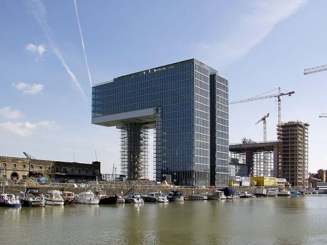 Kranhaus w Kolonii, czyli zespół biurowy, który wygląda jak zrealizowana idea Wygładzaczy Chmur El Lissitzky`ego niemcy, wieżowiec, biurowiec, budynek, realizacja