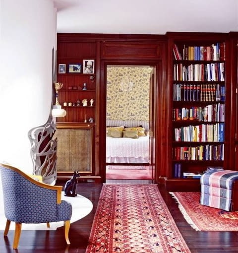 BIBLIOTEKA 21: Nie każdy może przeznaczyć na osobną bibliotekę jedno z pomieszczeń. W tym domu było to możliwe. Została ona urządzona w pokoju usytuowanym z dala od tętniącego życiem centrum domu (przede wszystkim od trzech dziecięcych pokoi), tuż przy sypialni gospodarzy. WNETRZA MEBLE BIBLIOTEKA STYLIZACJA DOROTA KARPINSKA FOT. RAFAL LIPSKI PUBLIKACJA CZTERY KATY NR 8 (202) - 8 2008