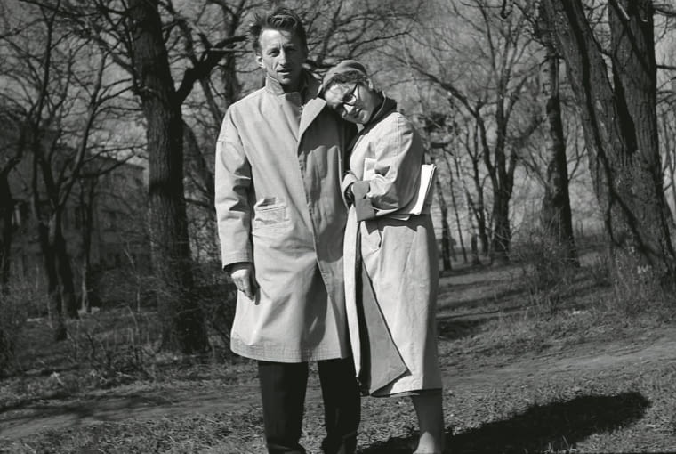 Zofia i Oskar poznali się na Wydziale Architektury Politechniki Warszawskiej. Ślub wzięli w 1948 r. Jednostka mieszkaniowa to koncept wymyślony przez francuskiego architekta Le Corbusiera. Aplikacja tej idei przez polskich architektow epoki PRL-u zaowocowała powstaniem gigantycznych bloków mieszkalnych takich jak Superjednostka w Katowicach. Falowiec w Gdańsku, Pekin w Warszawie czy Deska w Poznaniu NZ: Budynek mieszkalny na Przyczolku Grochowskim zaprojektowany przez Oskara i Zofie Hansenow ma 1500 metrow dlugosci i mieszka w nim ponad 7000 osob. Byc moze dlatego zyskal sobie przydomek Pekin. Koncept Hansenow do dzis jest wychwalany przez mieszkancow obiektu, ktorzy moga cieszyc sie cisza i spokojem wewnatrz kompleksu