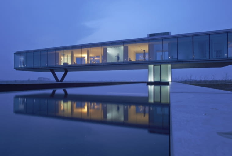 Holandia. Villa Kogelhof została nominowana do jednej z najważniejszych nagród w dziedzinie architektury Mies van der Rohe Award 2015. Do tej pory obiekt został już doceniony nagrodami Architizer A+ Award, AIT Award, ARC13 Architecture Award. Projekt wyszedł ze studia Paul de Ruiter Architects z Amsterdamu. Na czym polega jego niezwykłość? To pasywny budynek produkujący własną energię, a do tego jest częścią państwowego programu, którego celem jest działanie na rzecz odtwarzania i zachowywania stref ekologicznych. Sam dom jednorodzinny ma 715 m kw., ale znajduje się na 25 ha terenie., który obsadzono 71 tys. drzew. W pobliżu domu znajduje się staw. Holandia. Villa Kogelhof została nominowana do jednej z najważniejszych nagród w dziedzinie architektury Mies van der Rohe Award 2015. Do tej pory obiekt został już doceniony nagrodami Architizer A+ Award, AIT Award, ARC13 Architecture Award. Projekt wyszedł ze studia Paul de Ruiter Architects z Amsterdamu. Na czym polega jego niezwykłość? To pasywny budynek produkujący własną energię, a do tego jest częścią państwowego programu, którego celem jest działanie na rzecz odtwarzania i zachowywania stref ekologicznych. Sam dom jednorodzinny ma 715 m kw., ale znajduje się na 25 ha terenie., który obsadzono 71 tys. drzew. W pobliżu domu znajduje się staw.