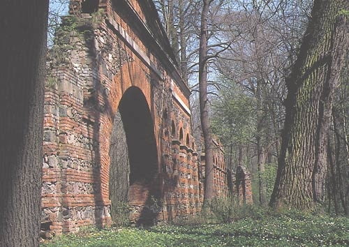 Park Natoliński w Warszawie. Ruiny rzymskiego akweduktu Park Natoliński w Warszawie. Ruiny rzymskiego akweduktu