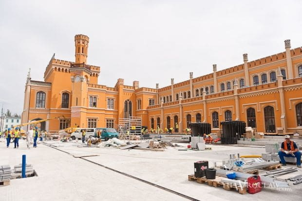 Na placu dworcowym finalizowanie jest układanie nawierzchni, a także nasadzenia zieleni i układanie trawy na zielonych wyspach. Dworzec Wrocław Główny
