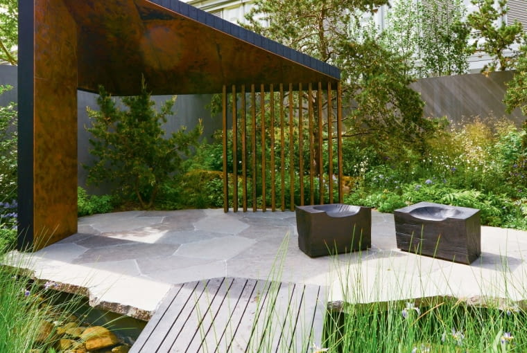 Nawierzchnie w kancik. Podobnie jak w przypadku pionowych motywów, także te poziome - zwłaszcza nawierzchnie - nabrały nowego charakteru. Jak się łatwo przekonać, wystarczy wyłożyć je kanciastymi, nieregularnymi elementami, by zyskały dynamiczny wyraz.