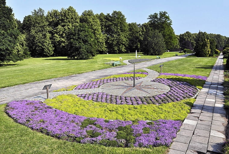 Interaktywny zegar jest efektownym obiektem przy jednej ze ścieżek dydaktycznych. Interaktywny zegar jest efektownym obiektem przy jednej ze ścieżek dydaktycznych.