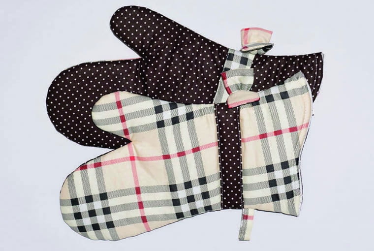 Rękawice i fartuszki/Kropka w kratkę Fartuchy, dzięki którym gotując, poczujemy się elegancko. Wykonane ze 100% bawełny, dostępne w wielu wzorach i kolorach. Praktycznym uzupełnieniem są rękawice kuchenne. Cena: 75 zł (damskie), 85 zł (męskie), 40 zł (rękawice) www.kropkawkratke.pl