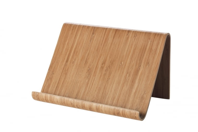 Tablet z przepisami ustaw na blacie lub zawieś na ścianie. RIMFORSA, podstawka pod tablet, bambus, 26 x 16 cm, wys. 17 cm 49,99 zł IKEA.
