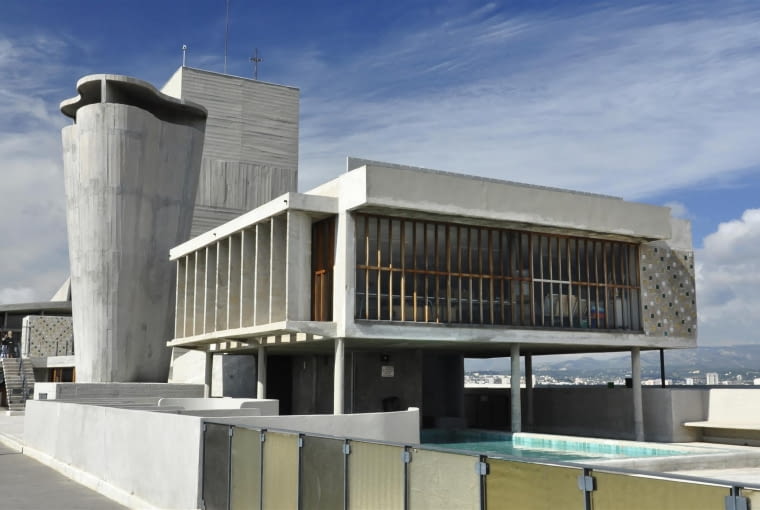 Jednostka Marsylska, proj. Le Corbusier - świetlica i basen. Ta część tarasu na dachu zarezerwowana jest wyłącznie dla mieszkańców