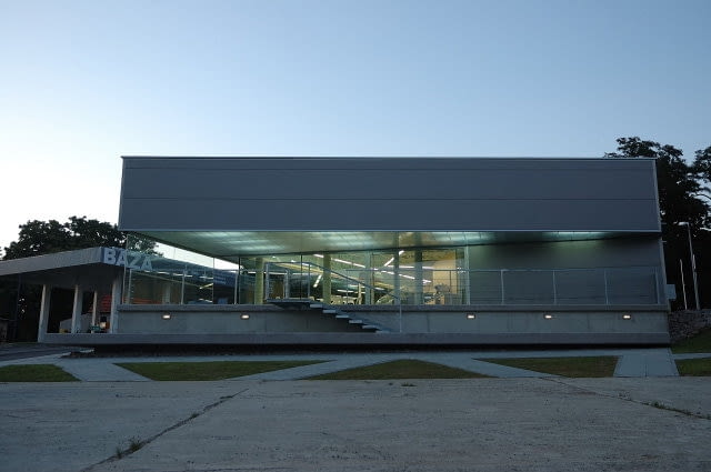 BRYŁA: Pawilon stacji paliw w Sierczy koło Wieliczki, proj. Group_A Architects. Chociaż pawilon zaprojektowany został z myślą o obsłudze lokalnej małej stacji benzynowej, właściciel chciał, aby spełniał on także inne funkcje. Budynek usytuowany obok przedszkola, szkoły, kościoła oraz stadniny, w miejscu z widokiem na góry stanowi jeden z ważniejszych punktów w centrum wsi Pawilon stacji paliw w Sierczy koło Wieliczki, proj. Group_A Architects
