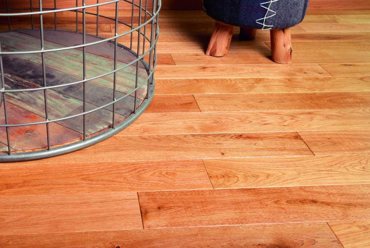 Dobierając podłogę, warto brać pod uwagę zarówno jej walory estetyczne, jak i użytkowe. Ponadczasowym wyglądem, a także trwałością odznaczają się podłogi z naturalnego drewna