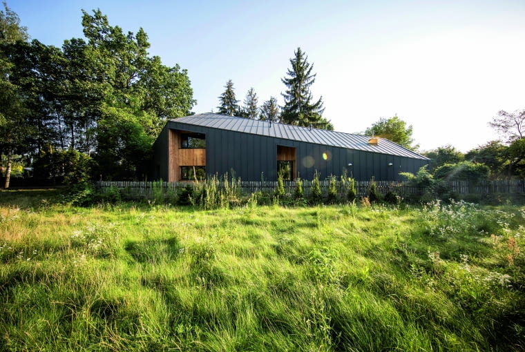 Nieregularna bryła z niesymetrycznym dachem na Mazowszu Domy o wyjątkowej architekturze