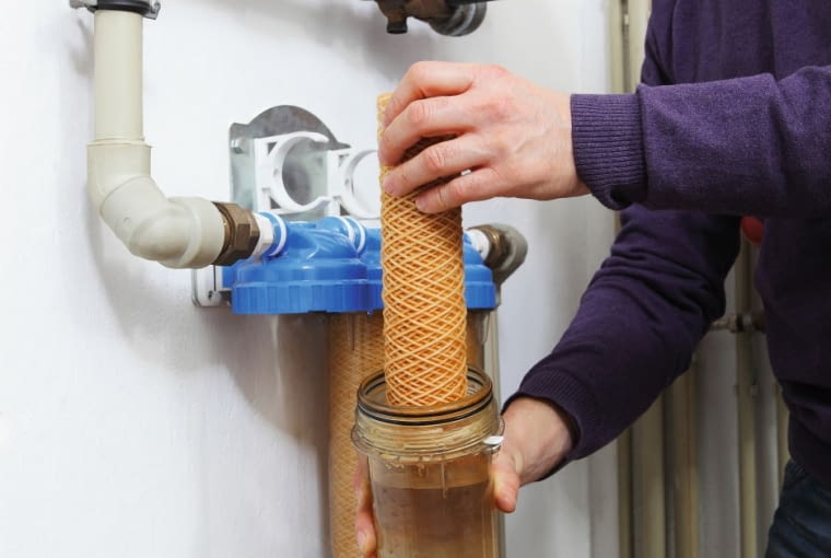 Filtr narurowy z wkładem mechanicznym, w zależności od rodzaju  zastosowanego odżelaziacza, montujemy przed lub za tym urządzeniem