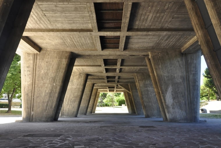 Jednostka Marsylska, proj. le Corbusier - podcień południowy, pilotis i podniesiony "sztuczny grunt", skrywający instalacje techniczne budynku - wentylacyjno-grzewcze, kanalizacyjne, zsypy śmieci itp.