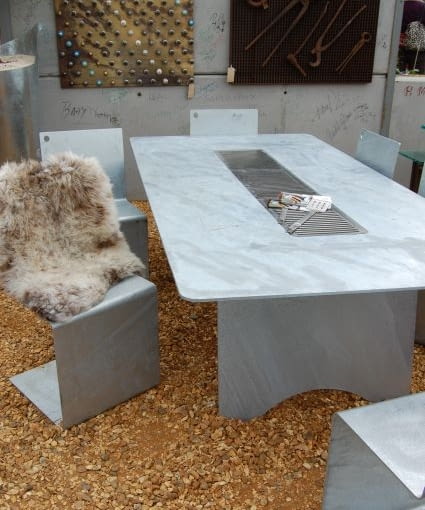 Ogród w stylu recyklingowym, dodatki ogrodowe ogród, trendy, modny ogród, meble ogrodowe, fotele ogrodowe