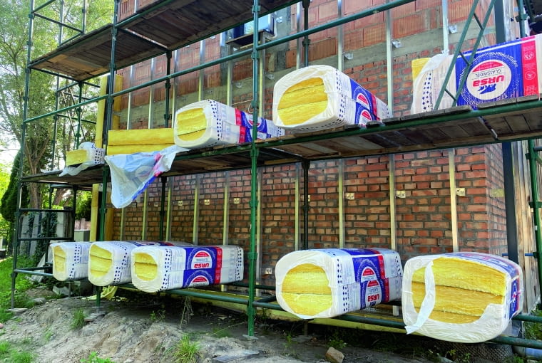 Decydując się na docieplanie ścian, należy dokładnie zaplanować termin wykonania prac. Montaż gotowego systemu ociepleń na ścianach zewnętrznych powinien być bowiem przeprowadzony w odpowiednich warunkach atmosferycznych Decydując się na docieplanie ścian, należy dokładnie zaplanować termin wykonania prac. Montaż gotowego systemu ociepleń na ścianach zewnętrznych powinien być bowiem przeprowadzony w odpowiednich warunkach atmosferycznych