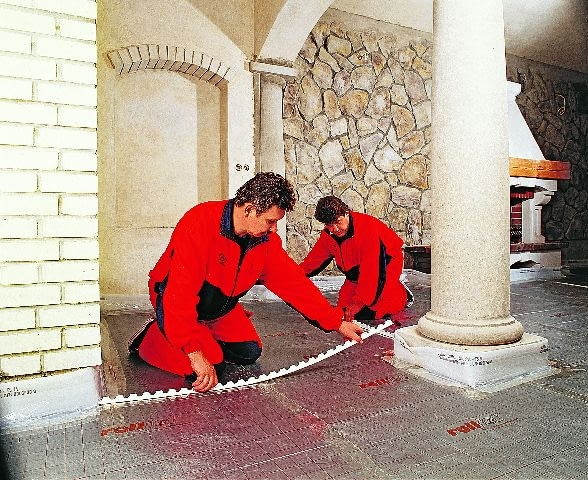 Do podziału dużych pomieszczeń na mniejsze pola wykorzystuje się profile, w które wkłada się taśmę dylatacyjną ogrzewanie podłogowe