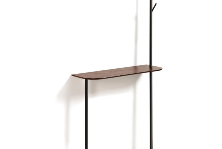 Konsola Marcolina (Kave Home), fornir dębowy z czarną podstawą, 382 zł, eyeoddesign.pl