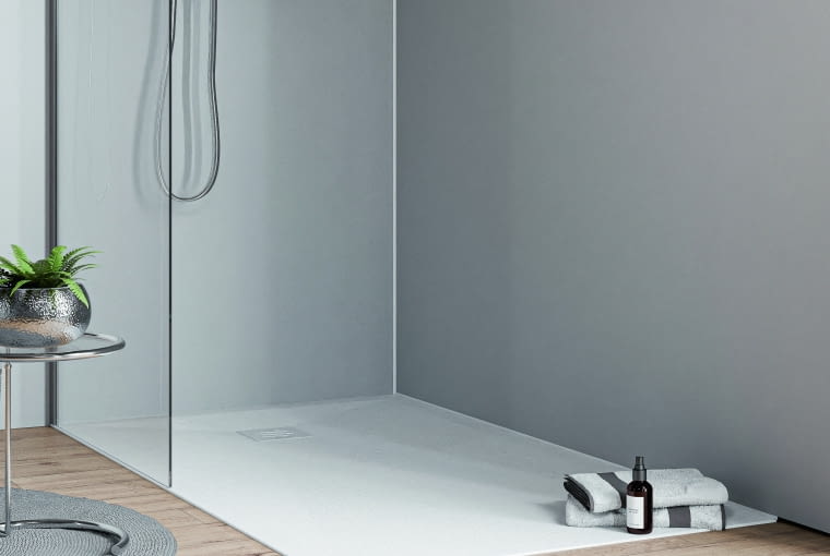 Brodzik w kolorze matowej bieli zachwyca  wyglądem naturalnego kamienia. Dzięki  niewielkiej wysokości montażu umożliwia  swobodne wchodzenie