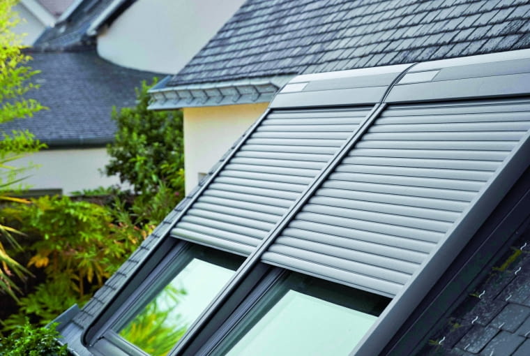 Upowszechnienie się okien dachowych zrewolucjonizowało polskie budownictwo jednorodzinne. Pomieszczenia na strychu bardzo trudno jest bowiem dobrze oświetlić tylko za pomocą okien pionowych w lukarnach czy ścianach szczytowych Upowszechnienie się okien dachowych zrewolucjonizowało polskie budownictwo jednorodzinne. Pomieszczenia na strychu bardzo trudno jest bowiem dobrze oświetlić tylko za pomocą okien pionowych w lukarnach czy ścianach szczytowych