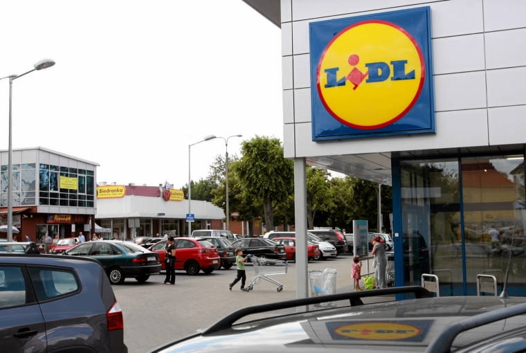 17.07.2013 Gorzow Wielkopolski . Dyskonty , sklepy , markety Lidl , Biedronka , Netto na osiedlu Staszica . Ulica Jana Matejki . Fot. Daniel Adamski / Agencja Gazeta DLOZI strony lokalne GW - Zielona Góra SLOWA KLUCZOWE: HANDEL Sklepy GOSPODARKA MIASTO ZDJĘCIE DO WKŁADKI: DLOZI strony lokalne GW - Zielona Góra