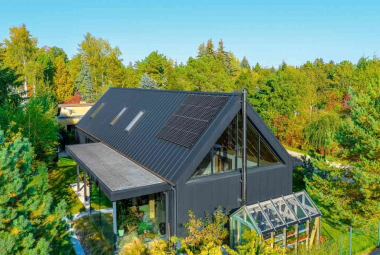 Marzenie właścicieli o życiu z przyrodą na wyciągnięcie ręki udało się zrealizować, szanując zastaną roślinność i wpisując w nią budynek silnie nawiązujący do tradycyjnej formy stodoły, sprawdzonej przez stulecia w naszym pejzażu Marzenie właścicieli o życiu z przyrodą na wyciągnięcie ręki udało się zrealizować, szanując zastaną roślinność i wpisując w nią budynek silnie nawiązujący do tradycyjnej formy stodoły, sprawdzonej przez stulecia w naszym pejzażu