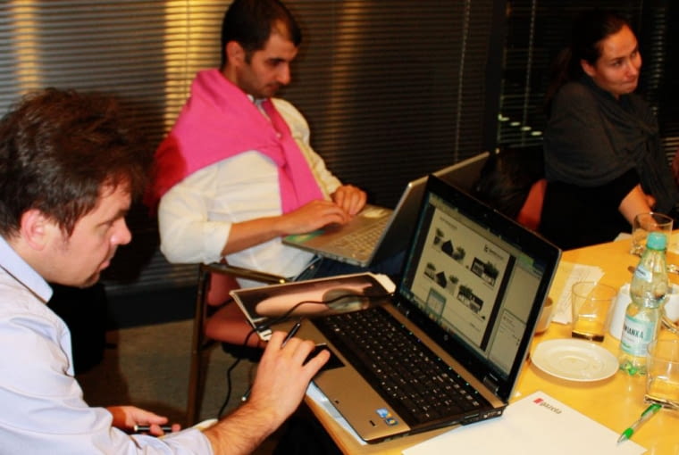 Posiedzenie jury Antykatalogowca, każdy szczegółowo oglądał prace uczestników, na zdjęciu Mikołaj Kadłubowski, Marcin Mostafa i Natalia Paszkowska przy swoich laptopach Posiedzenie jury Antykatalogowca