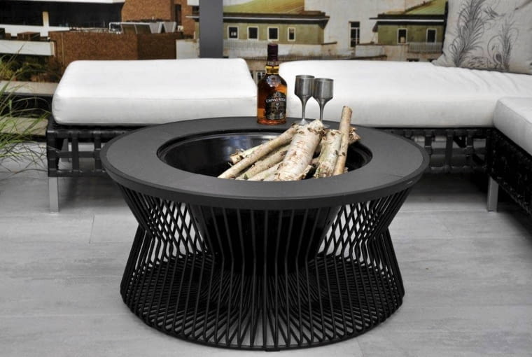 Palenisko z nienagrzewającym się blatem może służyć za stolik.