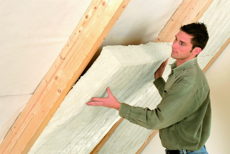 Ocieplenie połaci dachowych zimą ogranicza straty ciepła z ogrzewanych pomieszczeń, latem zaś chroni wnętrza przed przegrzaniem