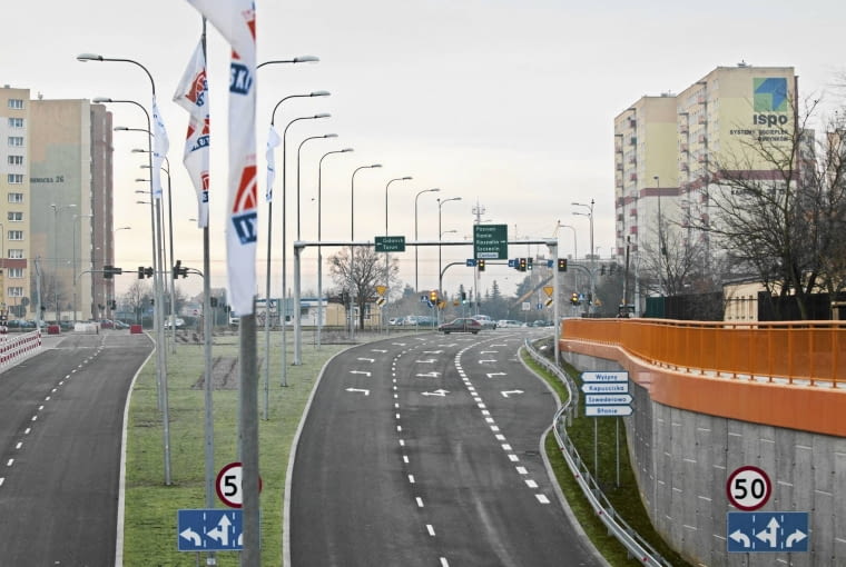 10.12.2013 Bydgoszcz . Trasa Uniwersytecka na dwa dni przed otwarciem . Fot. Tymon Markowski / Agencja Gazeta SLOWA KLUCZOWE: /FR/