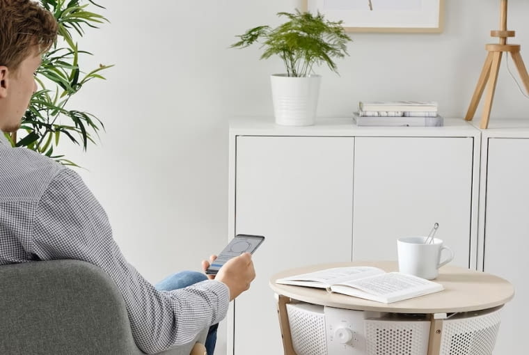Stół z oczyszczaczem powietrza Starkvind, 649 zł, ikea.pl meble wielofunkcyjne