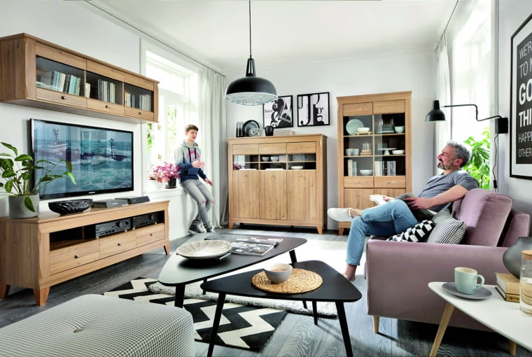 Ustawiając obok siebie dwa stoliki, wybierz modele w różnych wymiarach. Sofa i stolik