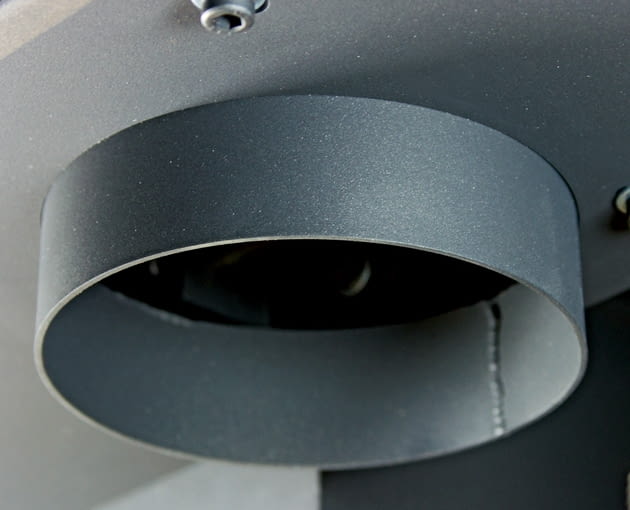 Króciec do podłączenia kanału doprowadzającego powietrze, umieszczony na dole korpusu pieca koza, piecyk wolno stojący, piec kominkowy, piecyk kominkowy, ogrzewanie domu, dogrzewanie domu