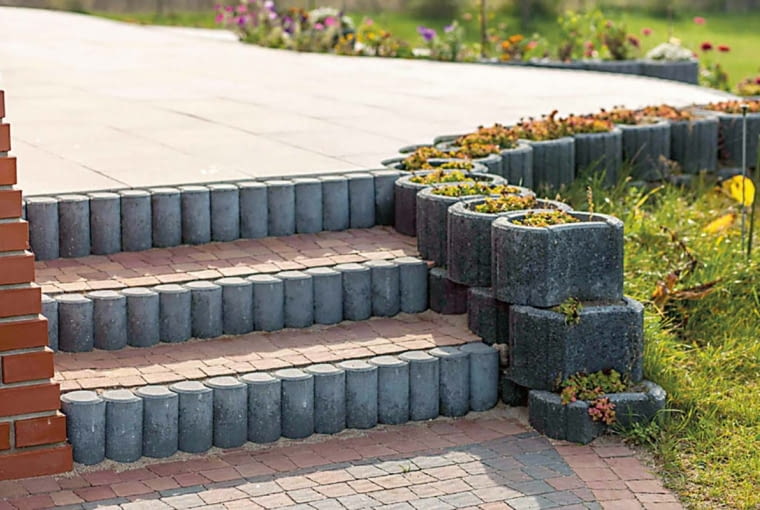Wykonanie schodów i murków z betonowych kształtek ma tę zaletę, że producenci oferują dużą ich rozmaitość, co pozwala swobodnie projektować nawierzchnie Wykonanie schodów i murków z betonowych kształtek ma tę zaletę, że producenci oferują dużą ich rozmaitość, co pozwala swobodnie projektować nawierzchnie