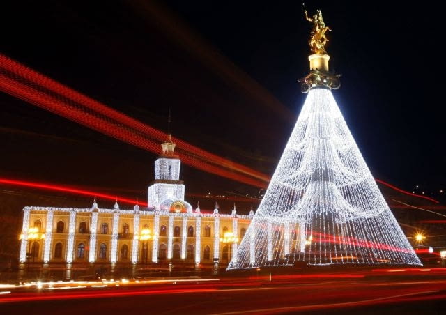 Gruzja: Świąteczne dekoracje w stolicy Gruzji. Ratusz i Pomnik Wolności w Tbilisi. City Hall and the Freedom Monument are illuminated with Christmas decorations on the main square in Tbilisi, December 6, 2009. REUTERS/David Mdzinarishvili(GEORGIA CITYSCAPE SOCIETY)