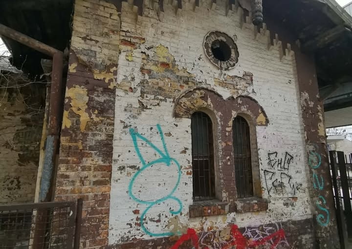 XIX-wieczny szalet przy dworcu w Częstochowie w kwietniu 2026 roku. XIX-wieczny szalet przy dworcu w Częstochowie w kwietniu 2026 roku.