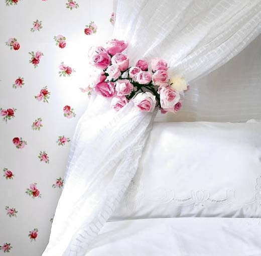 W RÓŻANYM OGRODZIE. Tapeta w różyczki, obręcz ze sztucznych kwiatów - romantycznie i jakże kobieco. WNETRZE POKOJ SYPIALNIA OZDOBIONY PAPIEROWYMI KWIATAMI