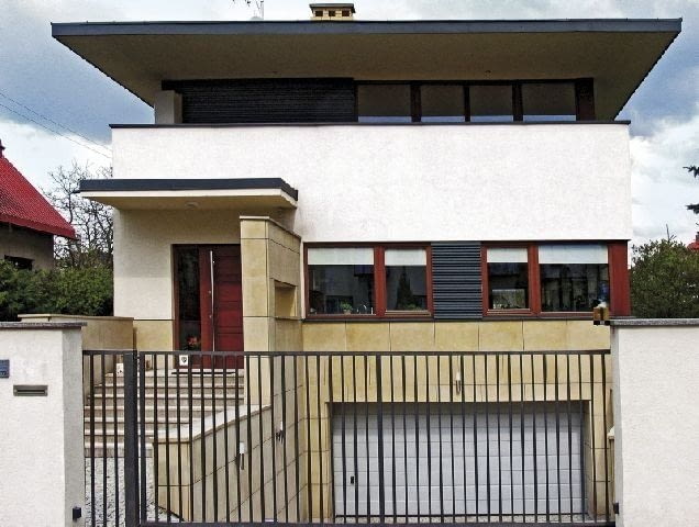 Wejście na wysoki parter osłonięte daszkiem, który naśladuje główny dach budynku 16.04.2008 DOM JEDNORODZINNY , WEJSCIE DO DOMU - GANEK FOT. GRZEGORZ OTWINOWSKI PUBLIKACJA LADNY DOM NR 12 (134) - 12 2009