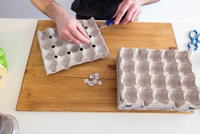 <B>Krok 4.</B> W wytłoczkach wycinamy otwory, przez które będzie przechodzić światło.