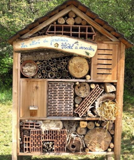 Hotel dla dzikich pszczół, trzmieli, skorków, złotooków Breeding cage to insect in the center of ecology France - Terre Vivante Center at Mens - -
