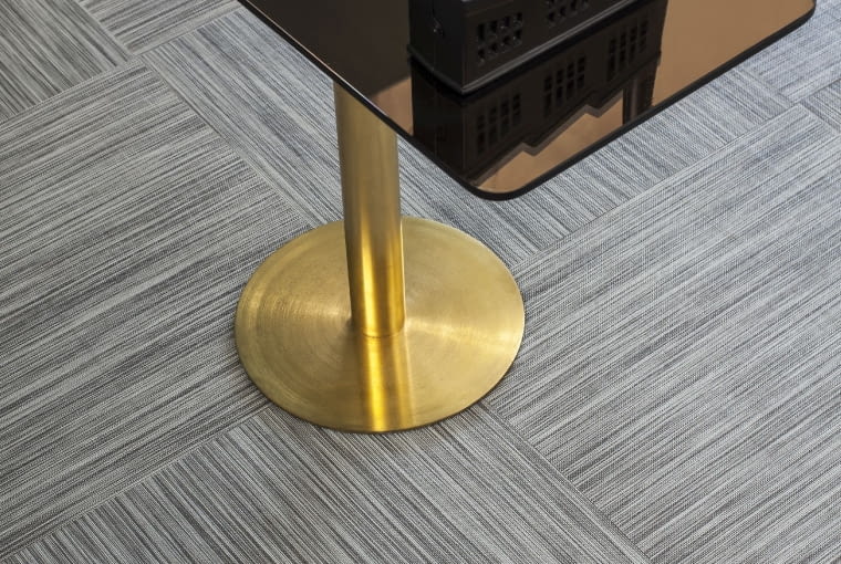 Tkane wykładziny winylowe – czym są i kiedy je stosować?