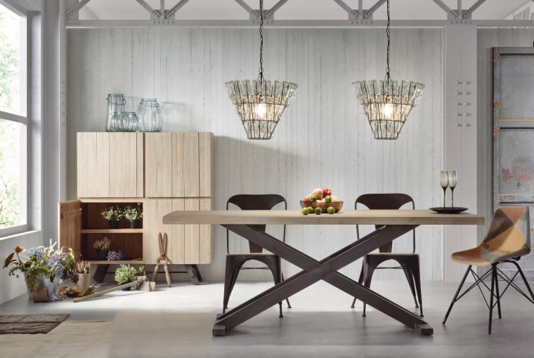 Surowe piękno: stół VITA marki LaForma, drewno i metal 5029 zł, krzesła MALIBU, metal 389 zł/szt. 9design Surowe piękno: stół VITA marki LaForma, drewno i metal 5029 zł, krzesła MALIBU, metal 389 zł/szt. 9design