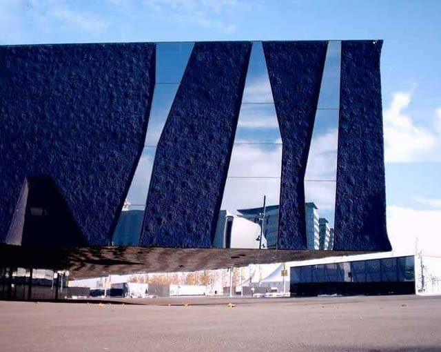 Z zewnątrz elewacje Edifici Forum pokrywa szorstka, krzycząco niebieska faktura, którą przepruwają nieregularne pękniecie wypełnione szkłem. Mieszkańcy nazwali budynek 'niebieskim sernikiem'. Bryłę przepruwają też kratery wyłożone blachą. jean nouvel, herzog and de meuron, antonio gaudi, architektura, top 10, santiago calatrava, barcelona, hiszpania